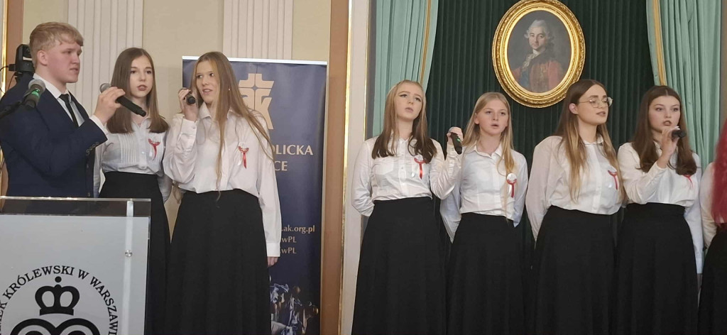 Młodzież z ZSP w Stąporkowie śpiewała na Zamku Królewskim w Warszawie [zdjęcia]