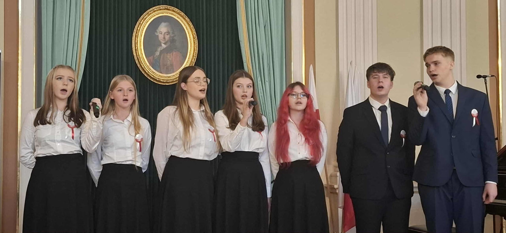Młodzież z ZSP w Stąporkowie śpiewała na Zamku Królewskim w Warszawie [zdjęcia]