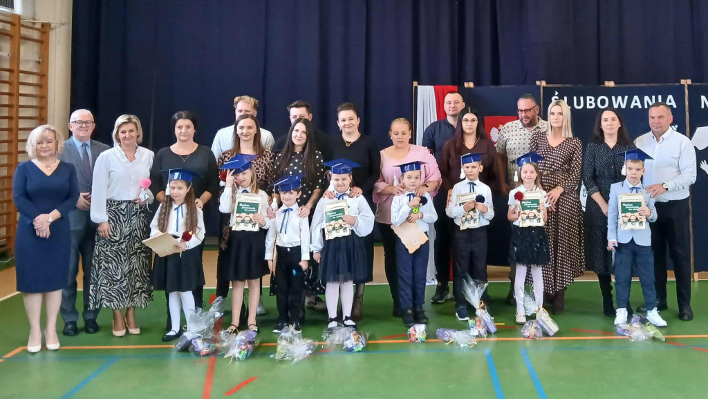 Pierwszaki z Rogowa oficjalnie dołączyły do szkolnej społeczności [zdjęcia]