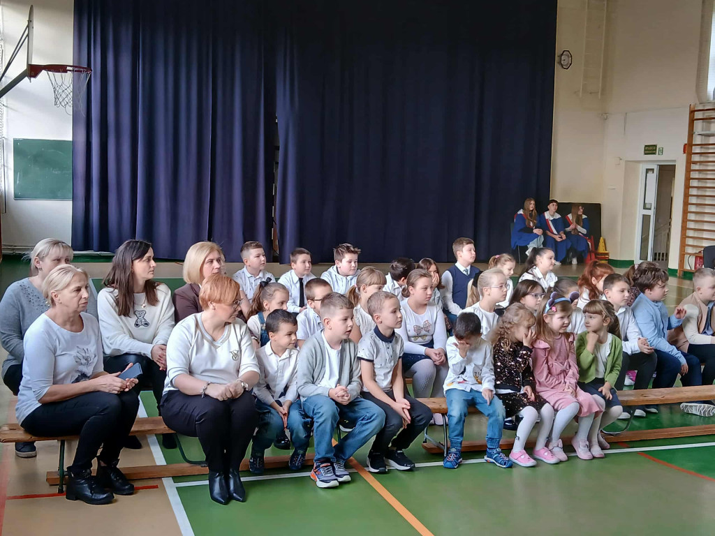 Pierwszaki z Rogowa oficjalnie dołączyły do szkolnej społeczności [zdjęcia]