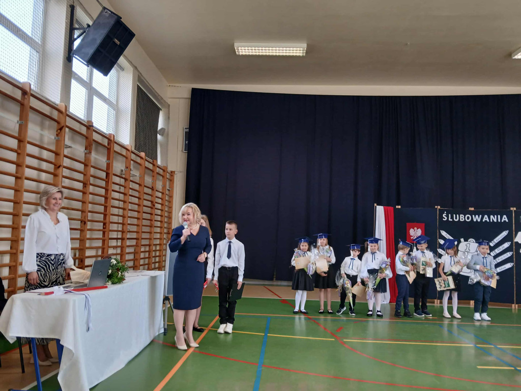 Pierwszaki z Rogowa oficjalnie dołączyły do szkolnej społeczności [zdjęcia]