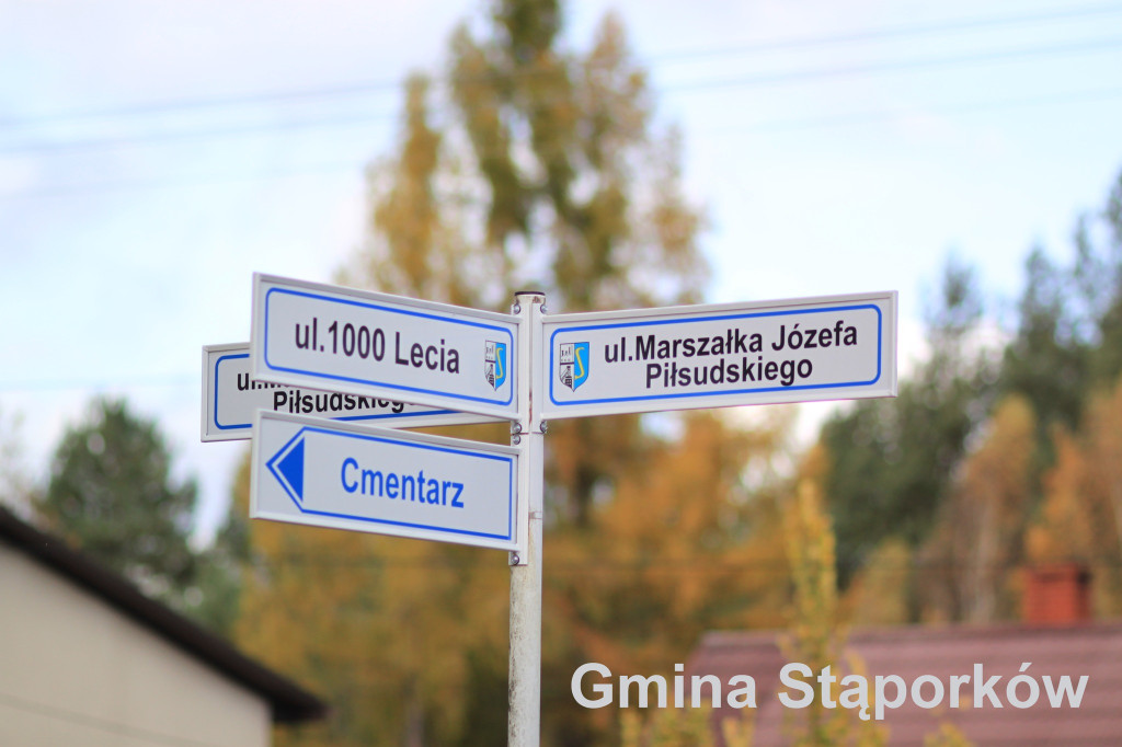 Gmina Stąporków i ZGKiM wymieniają tablice kierunkowe na nowe [zdjęcia]