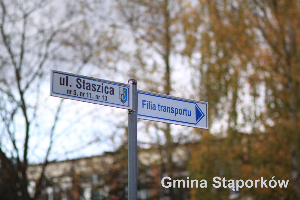 Gmina Stąporków i ZGKiM wymieniają tablice kierunkowe na nowe [zdjęcia]