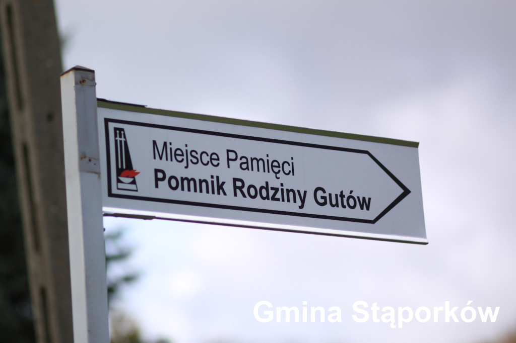 Gmina Stąporków i ZGKiM wymieniają tablice kierunkowe na nowe [zdjęcia]