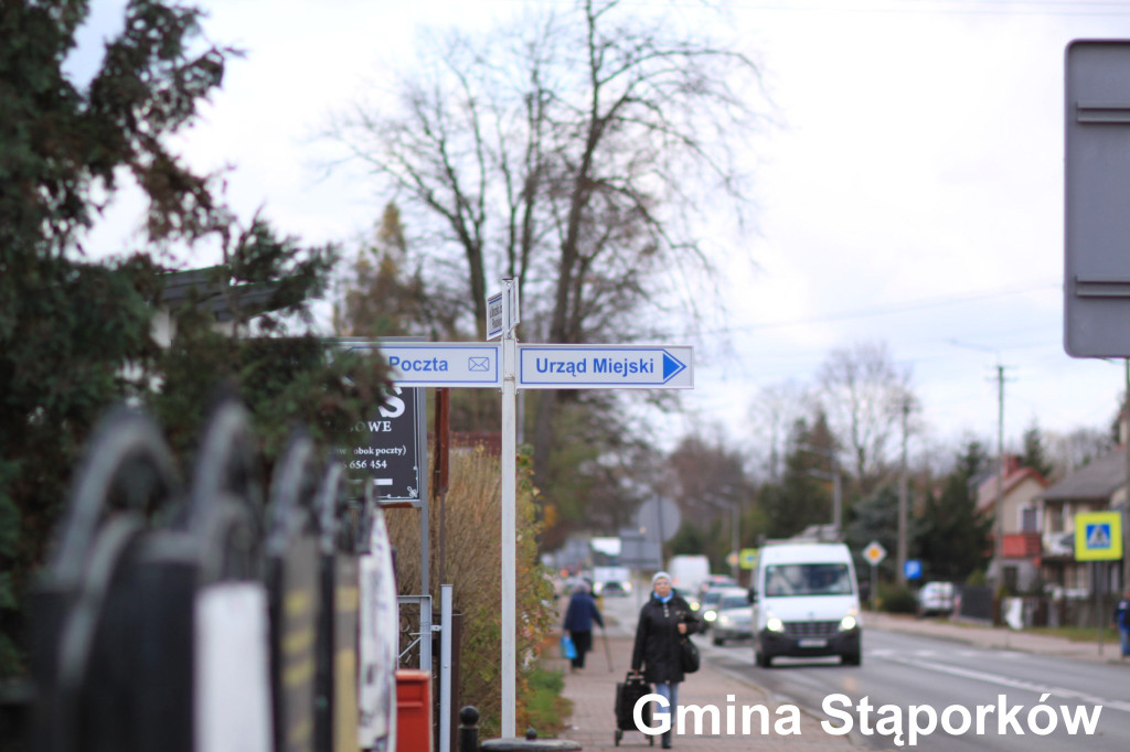 Gmina Stąporków i ZGKiM wymieniają tablice kierunkowe na nowe [zdjęcia]