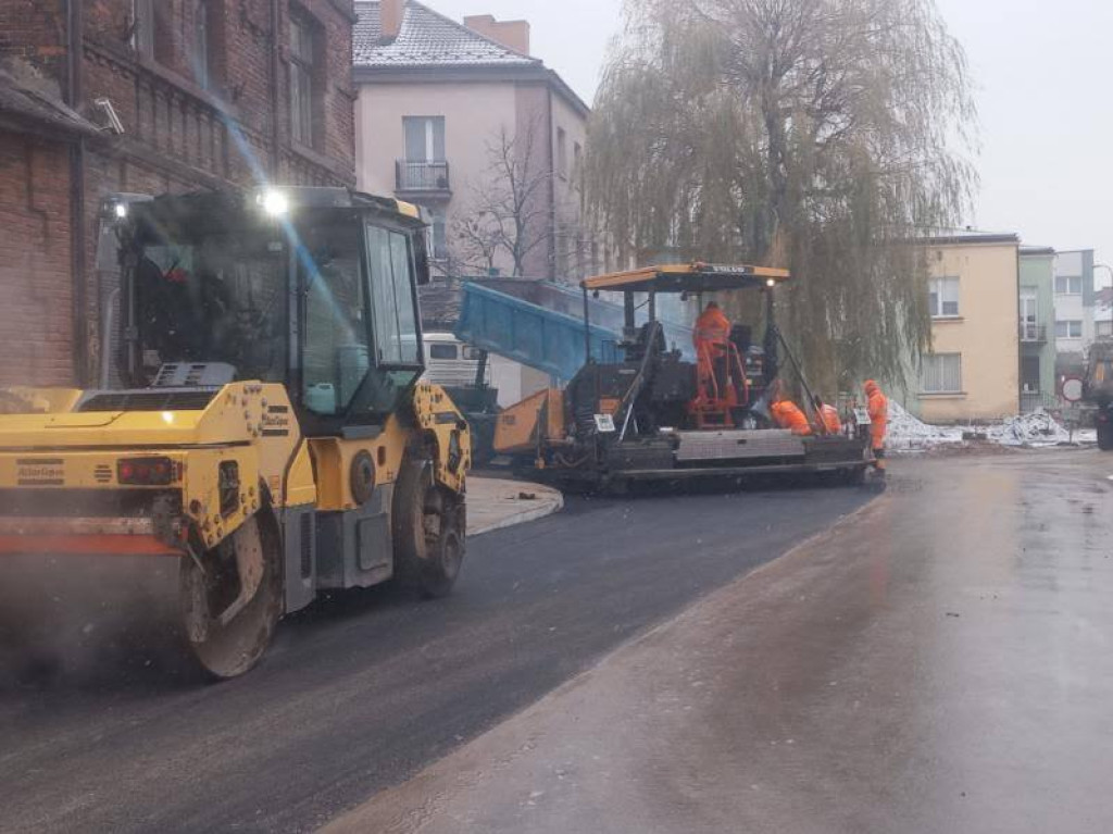 Zdążyli przed pierwszym śniegiem. Przebudowywane drogi w gminie Końskie mają asfalt [zdjęcia]