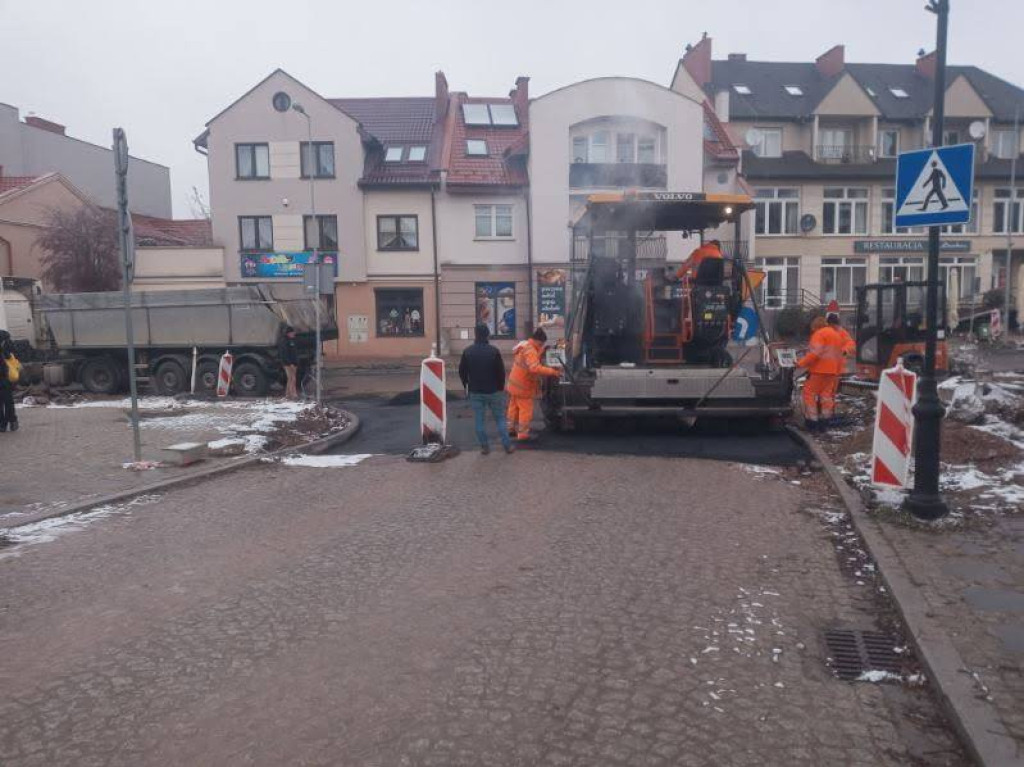 Zdążyli przed pierwszym śniegiem. Przebudowywane drogi w gminie Końskie mają asfalt [zdjęcia]