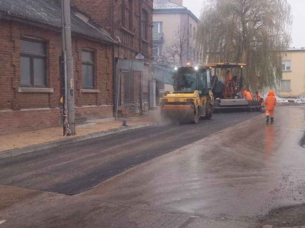 Zdążyli przed pierwszym śniegiem. Przebudowywane drogi w gminie Końskie mają asfalt [zdjęcia]