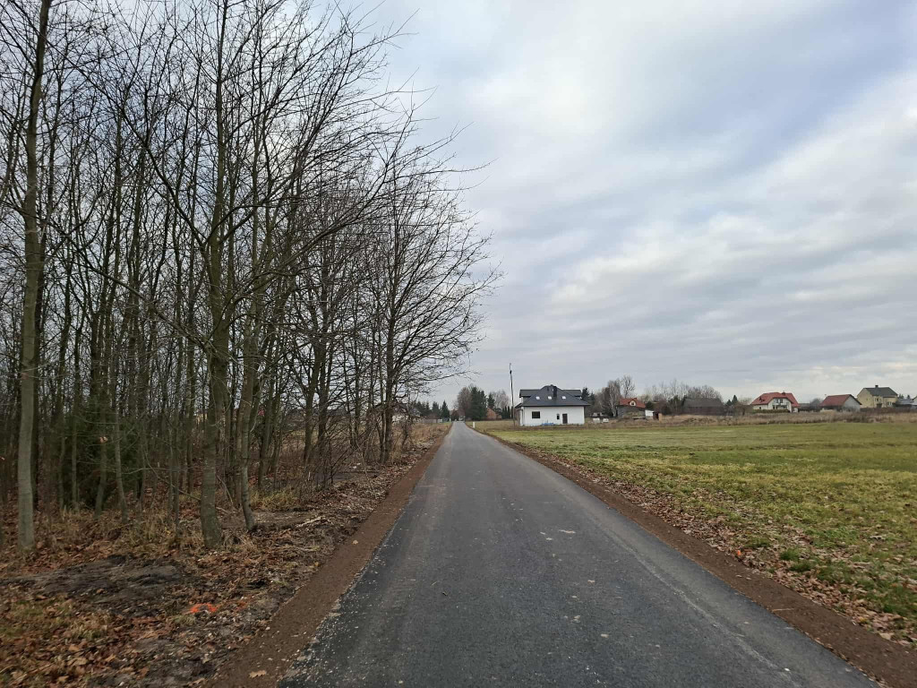Zdążyli przed pierwszym śniegiem. Przebudowywane drogi w gminie Końskie mają asfalt [zdjęcia]
