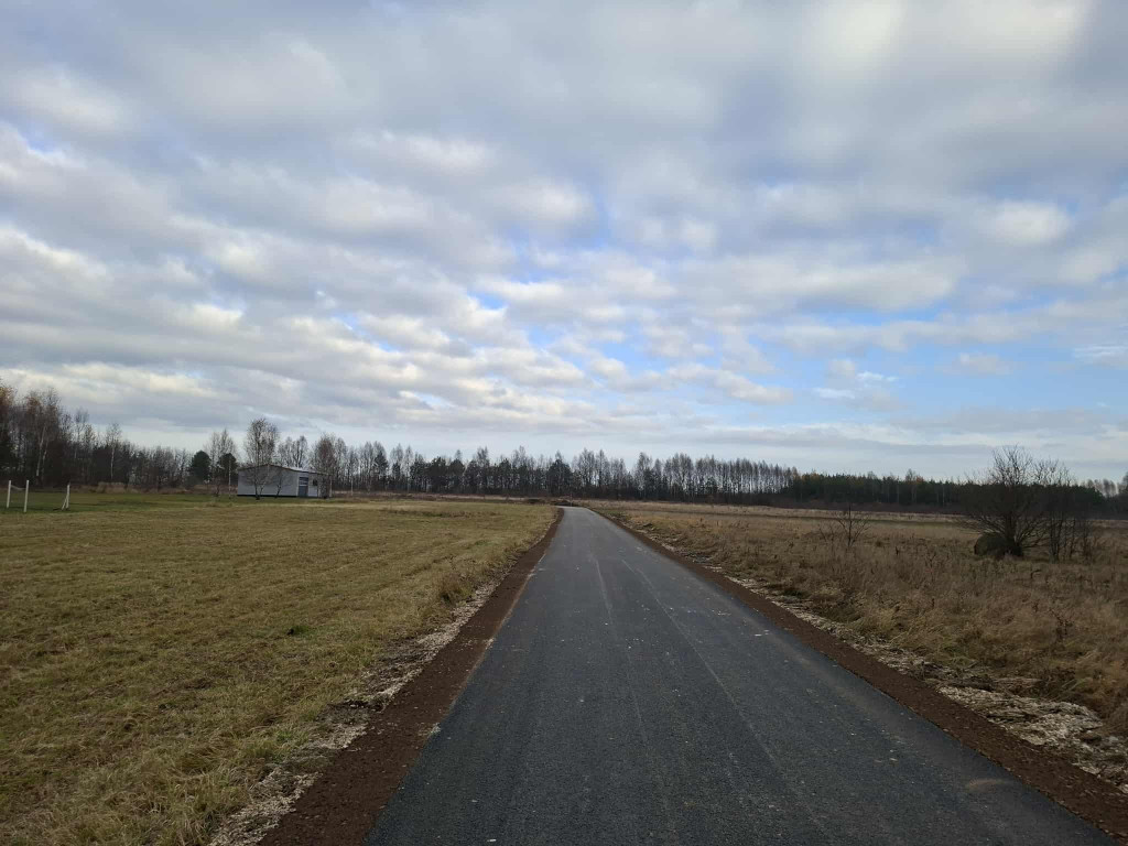 Zdążyli przed pierwszym śniegiem. Przebudowywane drogi w gminie Końskie mają asfalt [zdjęcia]