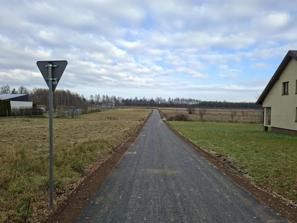 Zdążyli przed pierwszym śniegiem. Przebudowywane drogi w gminie Końskie mają asfalt [zdjęcia]