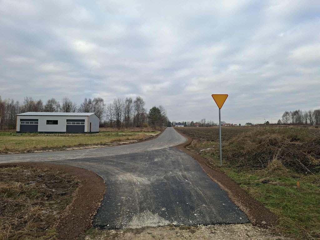 Zdążyli przed pierwszym śniegiem. Przebudowywane drogi w gminie Końskie mają asfalt [zdjęcia]