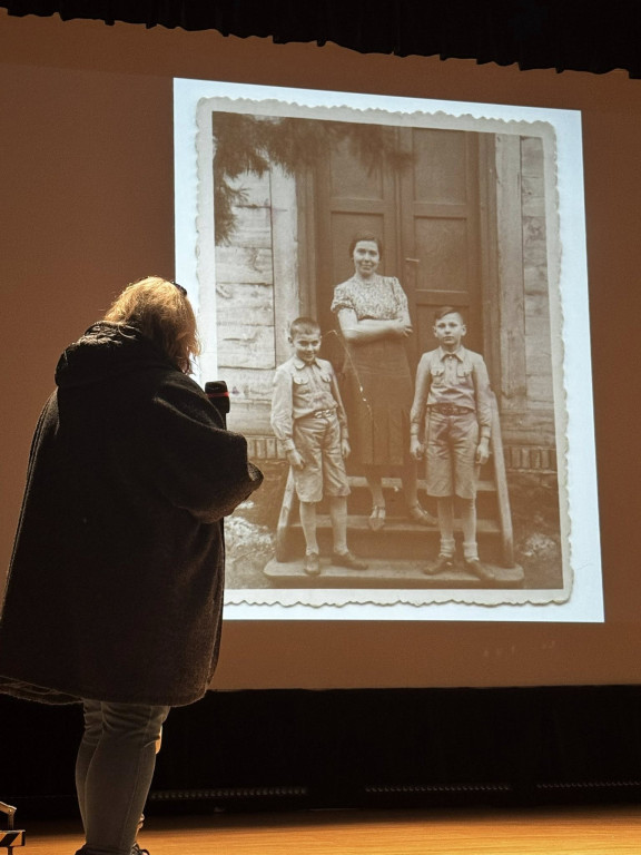 Potomkowie ukrywanego w czasie wojny chłopca przyjechali do Stąporkowa [zdjęcia]