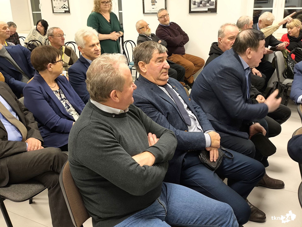 Ziemia Króla. O Cmentarzysku z XI wieku w Końskich. Dzień pierwszy z przekazaniem artefaktu [wideo, zdjęcia]