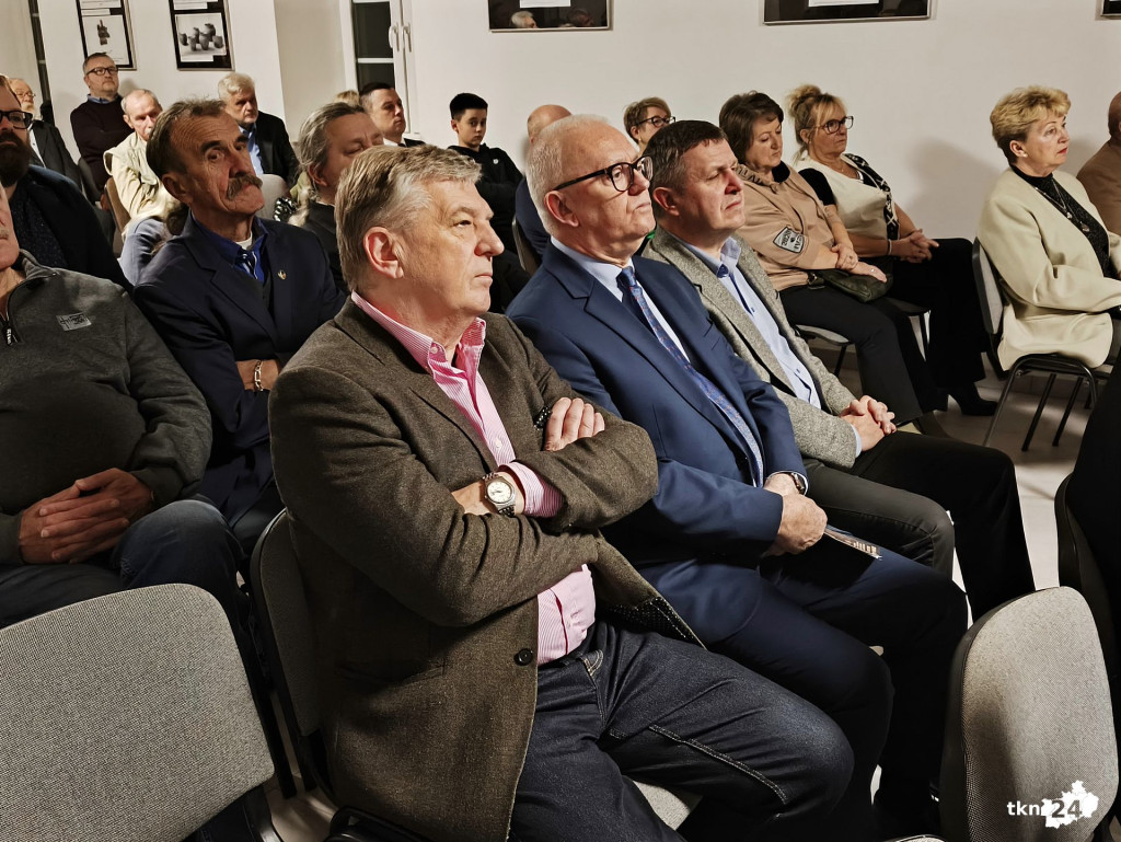 Ziemia Króla. O Cmentarzysku z XI wieku w Końskich. Dzień pierwszy z przekazaniem artefaktu [wideo, zdjęcia]
