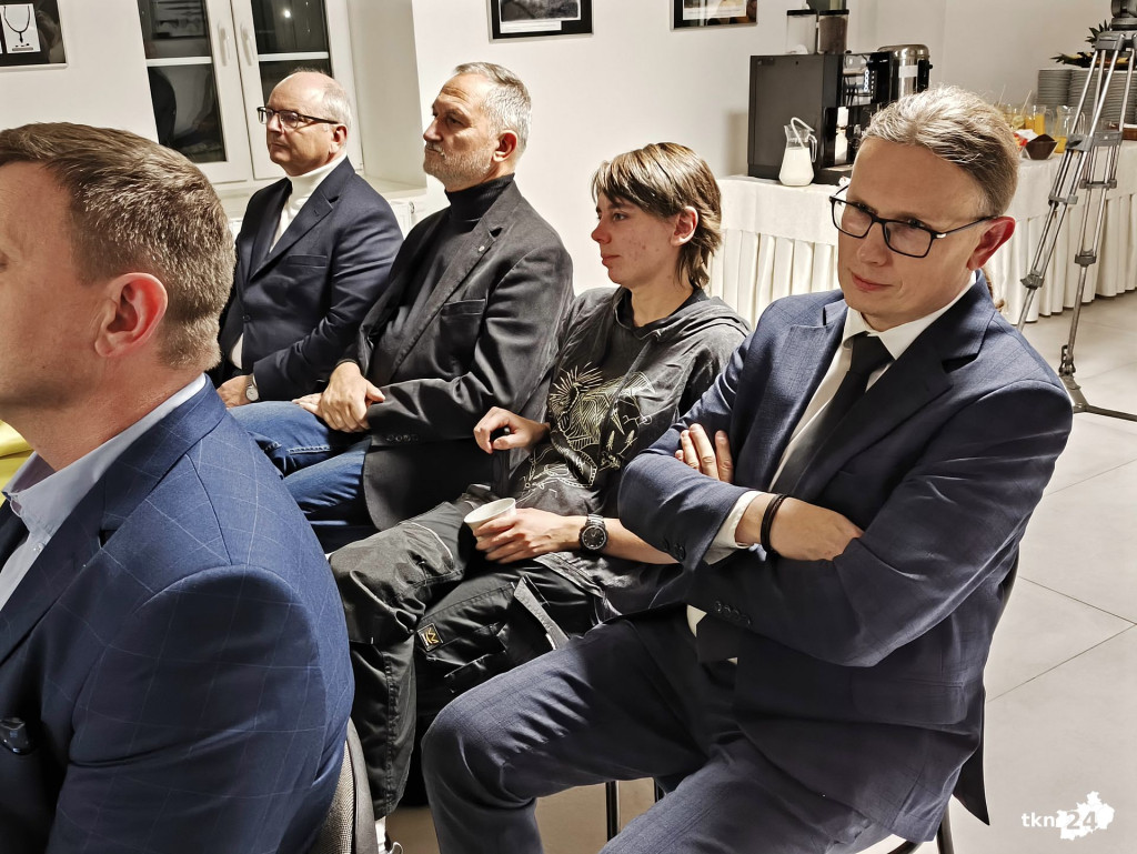 Ziemia Króla. O Cmentarzysku z XI wieku w Końskich. Dzień pierwszy z przekazaniem artefaktu [wideo, zdjęcia]