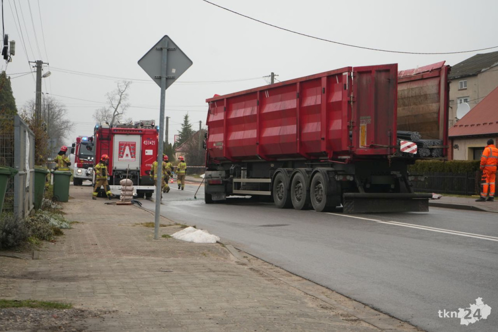 Wypadek ciężarówki i śmieciarki w Końskich. Są utrudnienia drogowe [wideo, zdjęcia]