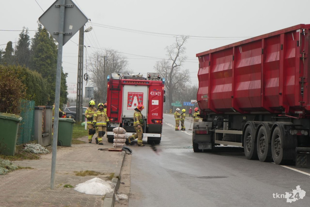 Wypadek ciężarówki i śmieciarki w Końskich. Są utrudnienia drogowe [wideo, zdjęcia]