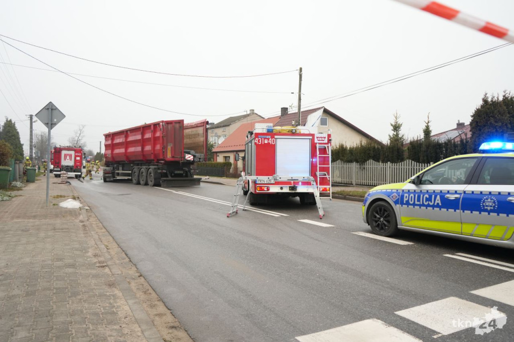 Wypadek ciężarówki i śmieciarki w Końskich. Są utrudnienia drogowe [wideo, zdjęcia]