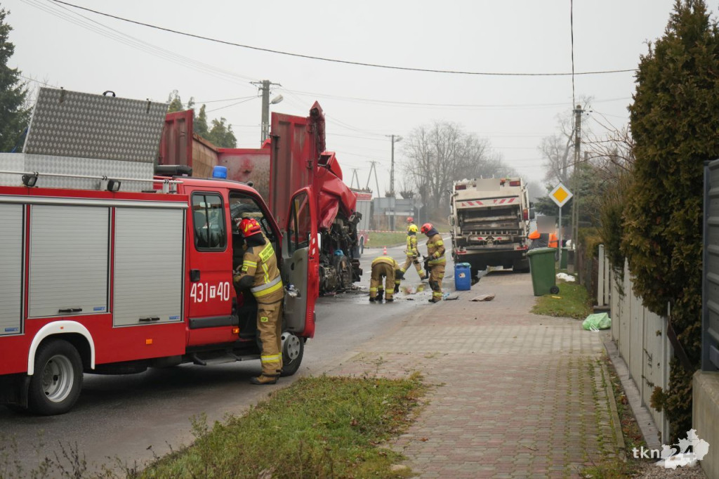 Wypadek ciężarówki i śmieciarki w Końskich. Są utrudnienia drogowe [wideo, zdjęcia]