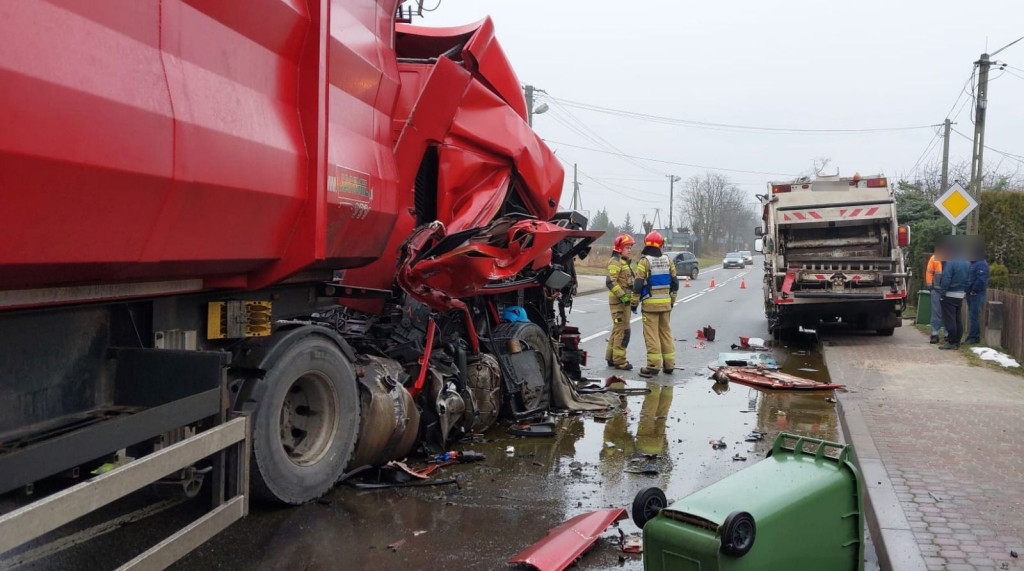 Wypadek ciężarówki i śmieciarki w Końskich. Są utrudnienia drogowe [wideo, zdjęcia]