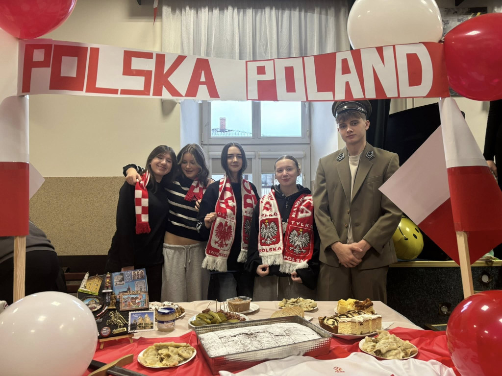 Dzień Kultur Europejskich w Starym Ogólniaku. Młodzież zaprezentowała różne kraje [zdjęcia]