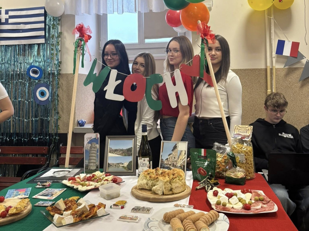 Dzień Kultur Europejskich w Starym Ogólniaku. Młodzież zaprezentowała różne kraje [zdjęcia]