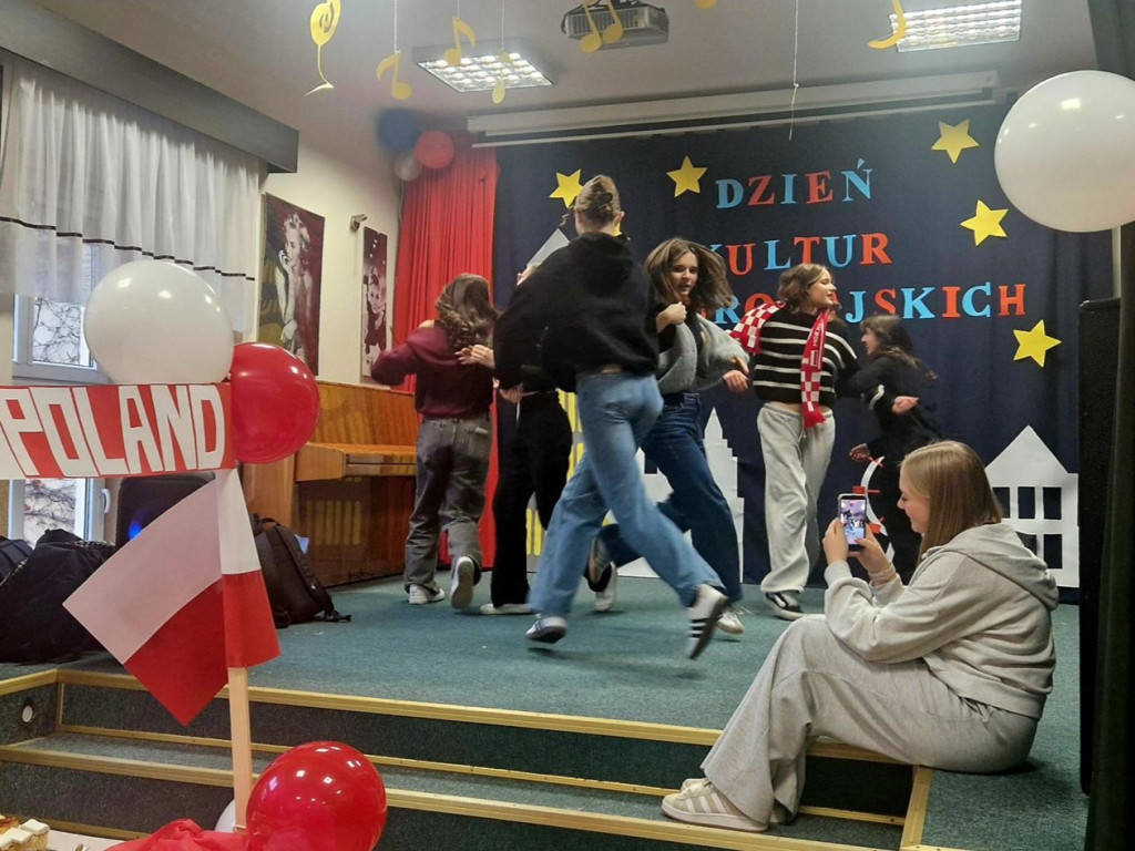 Dzień Kultur Europejskich w Starym Ogólniaku. Młodzież zaprezentowała różne kraje [zdjęcia]