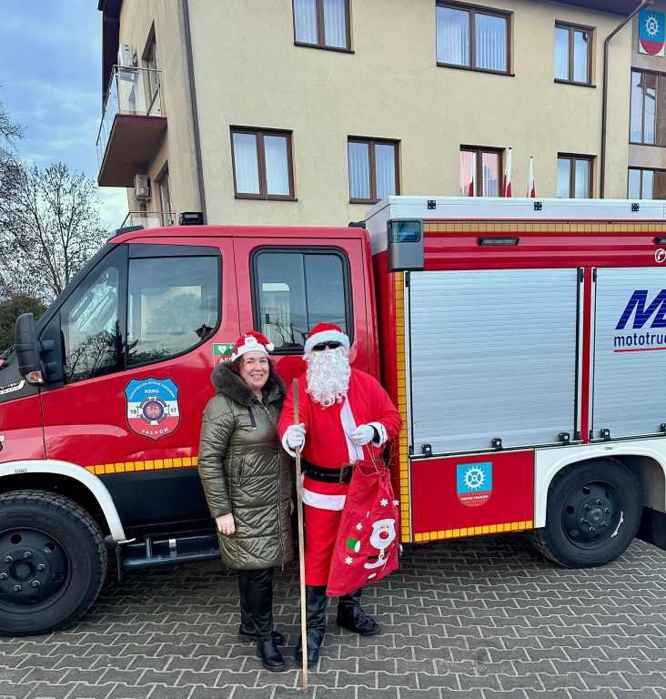 Święty w wozie strażackim i wspólne rozświetlenie choinki. Mikołajki w Fałkowie [wideo, zdjęcia]