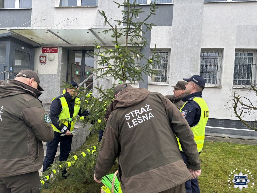 Odblaskowa choinka świeci przykładem przy komendzie policji w Końskich [wideo, zdjęcia]