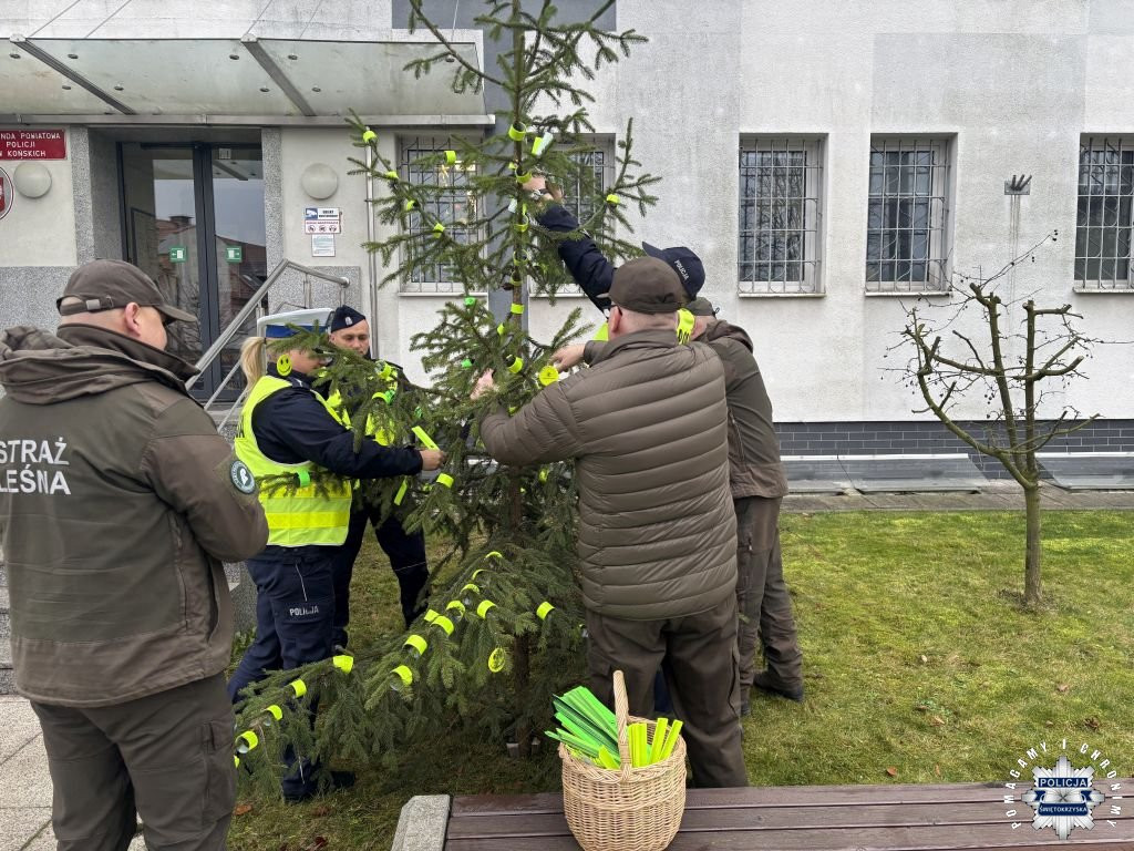 Odblaskowa choinka świeci przykładem przy komendzie policji w Końskich [wideo, zdjęcia]