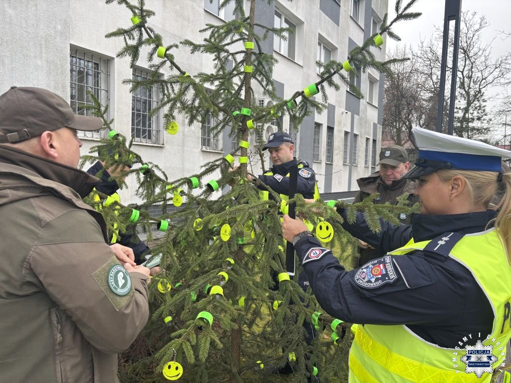 Odblaskowa choinka świeci przykładem przy komendzie policji w Końskich [wideo, zdjęcia]