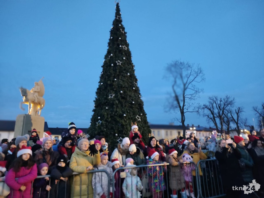 Końskie: Miejska choinka już rozbłysła! [wideo, zdjęcia]