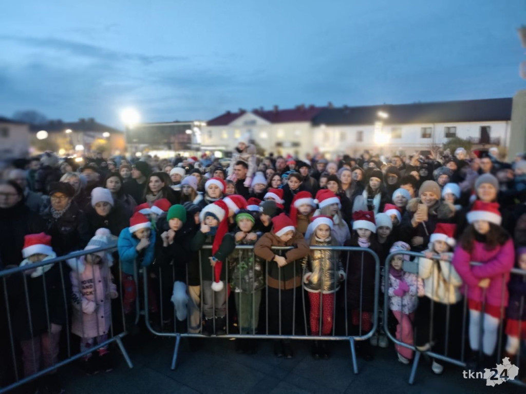 Końskie: Miejska choinka już rozbłysła! [wideo, zdjęcia]