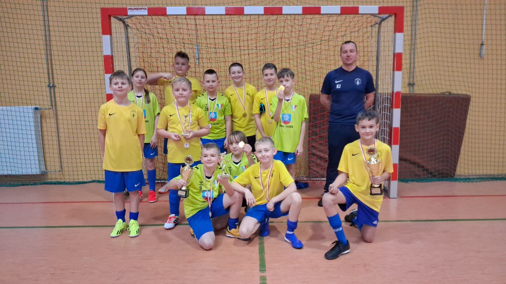 Tradycyjny mikołajkowy turniej w Fałkowie wygrywa AP Champions Końskie [zdjęcia]