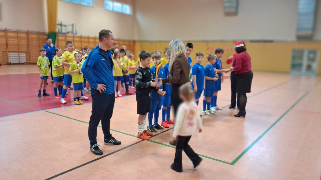 Tradycyjny mikołajkowy turniej w Fałkowie wygrywa AP Champions Końskie [zdjęcia]