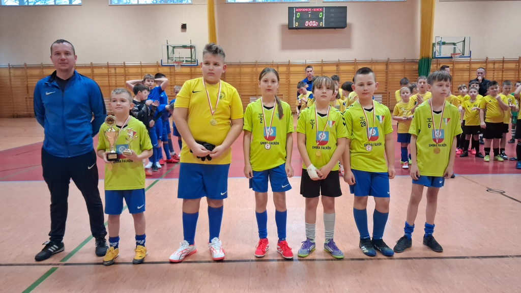 Tradycyjny mikołajkowy turniej w Fałkowie wygrywa AP Champions Końskie [zdjęcia]