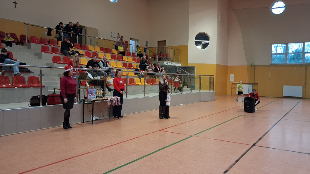 Tradycyjny mikołajkowy turniej w Fałkowie wygrywa AP Champions Końskie [zdjęcia]