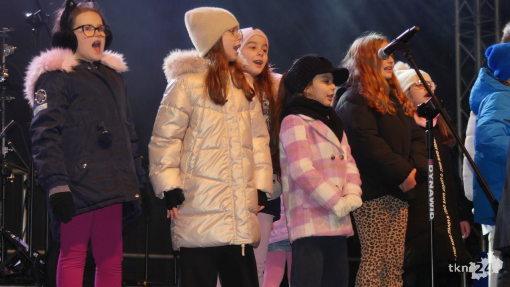 Wesoły, radosny i tłumny Bożonarodzeniowy Jarmark w Stąporkowie [wideo, zdjęcia]