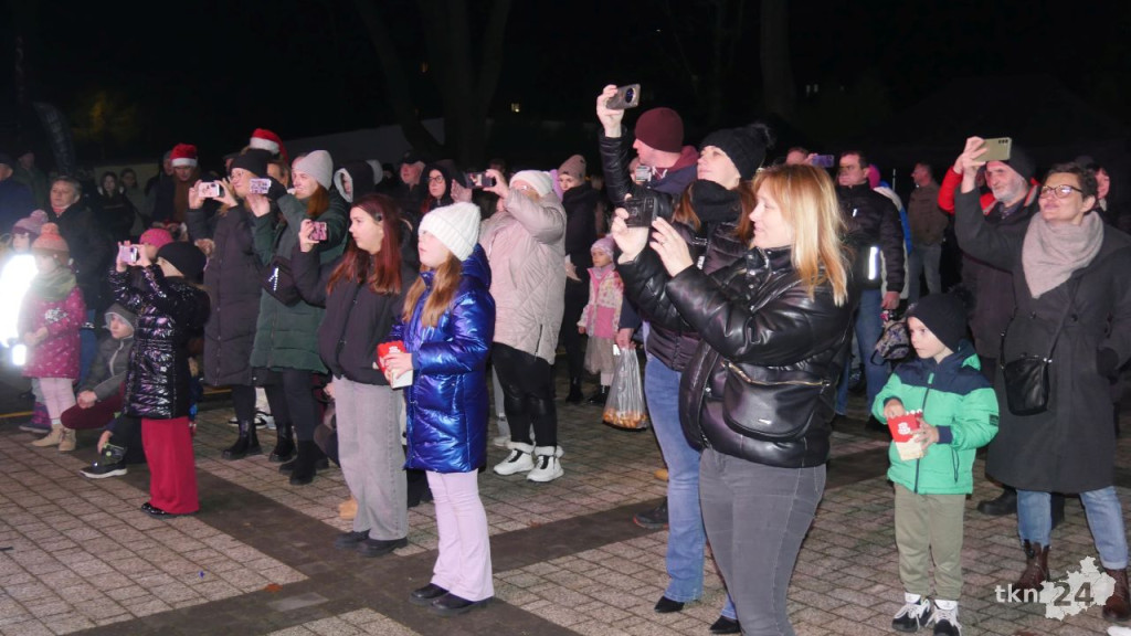 Wesoły, radosny i tłumny Bożonarodzeniowy Jarmark w Stąporkowie [wideo, zdjęcia]