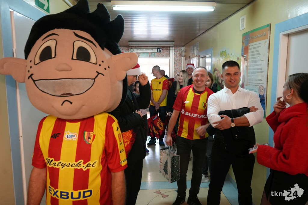 Kibice Korony Kielce dla dzieci. Żółto-Czerwony Mikołaj odwiedził konecki szpital [wideo, zdjęcia]