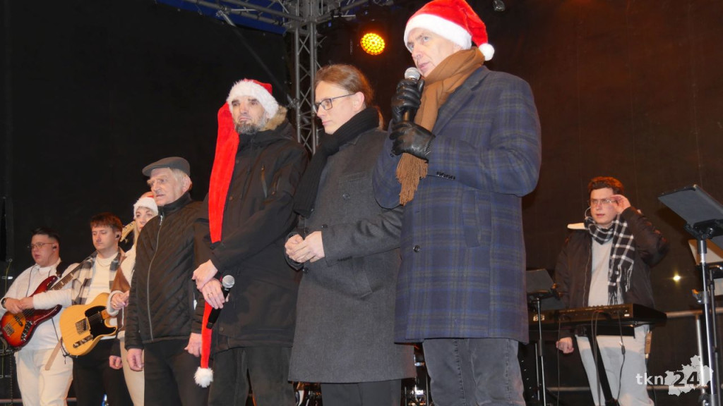 Wesoły, radosny i tłumny Bożonarodzeniowy Jarmark w Stąporkowie [wideo, zdjęcia]