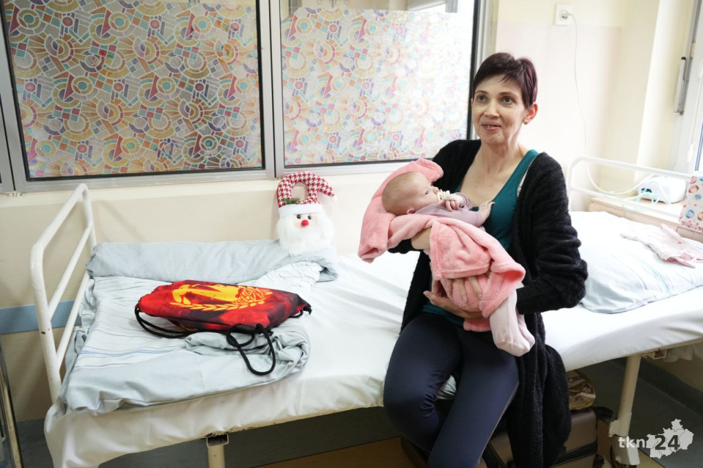 Kibice Korony Kielce dla dzieci. Żółto-Czerwony Mikołaj odwiedził konecki szpital [wideo, zdjęcia]