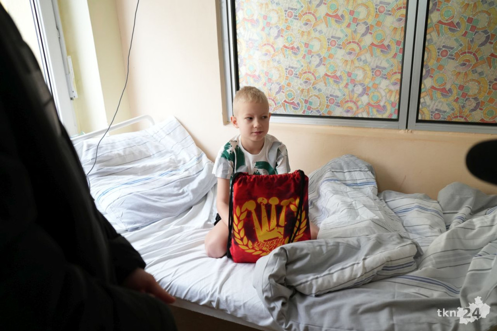 Kibice Korony Kielce dla dzieci. Żółto-Czerwony Mikołaj odwiedził konecki szpital [wideo, zdjęcia]