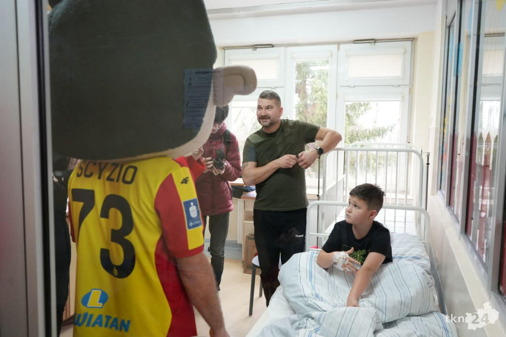 Kibice Korony Kielce dla dzieci. Żółto-Czerwony Mikołaj odwiedził konecki szpital [wideo, zdjęcia]