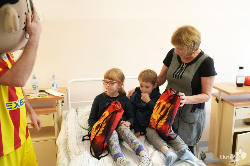 Kibice Korony Kielce dla dzieci. Żółto-Czerwony Mikołaj odwiedził konecki szpital [wideo, zdjęcia]