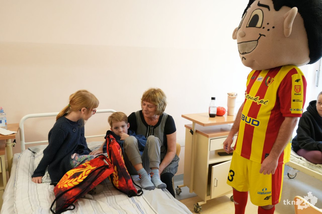 Kibice Korony Kielce dla dzieci. Żółto-Czerwony Mikołaj odwiedził konecki szpital [wideo, zdjęcia]