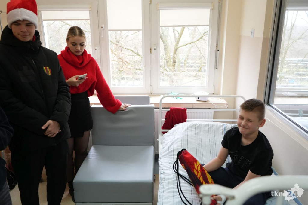 Kibice Korony Kielce dla dzieci. Żółto-Czerwony Mikołaj odwiedził konecki szpital [wideo, zdjęcia]
