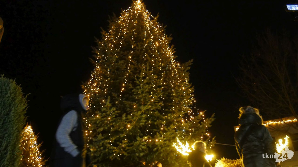 Wesoły, radosny i tłumny Bożonarodzeniowy Jarmark w Stąporkowie [wideo, zdjęcia]