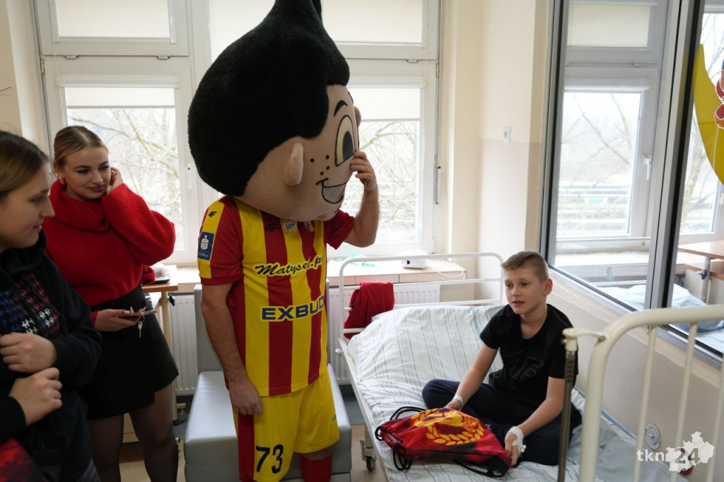 Kibice Korony Kielce dla dzieci. Żółto-Czerwony Mikołaj odwiedził konecki szpital [wideo, zdjęcia]